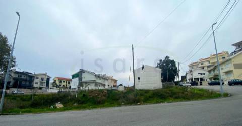 Lote de terreno próximo do metro, com Projecto de Moradia T3 de 3 pisos e 3 frentes.