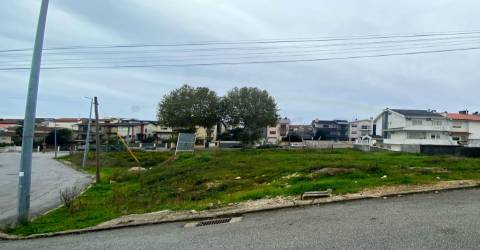 Lote de terreno próximo do metro, com Projecto de Moradia T3 de 3 pisos e 3 frentes.