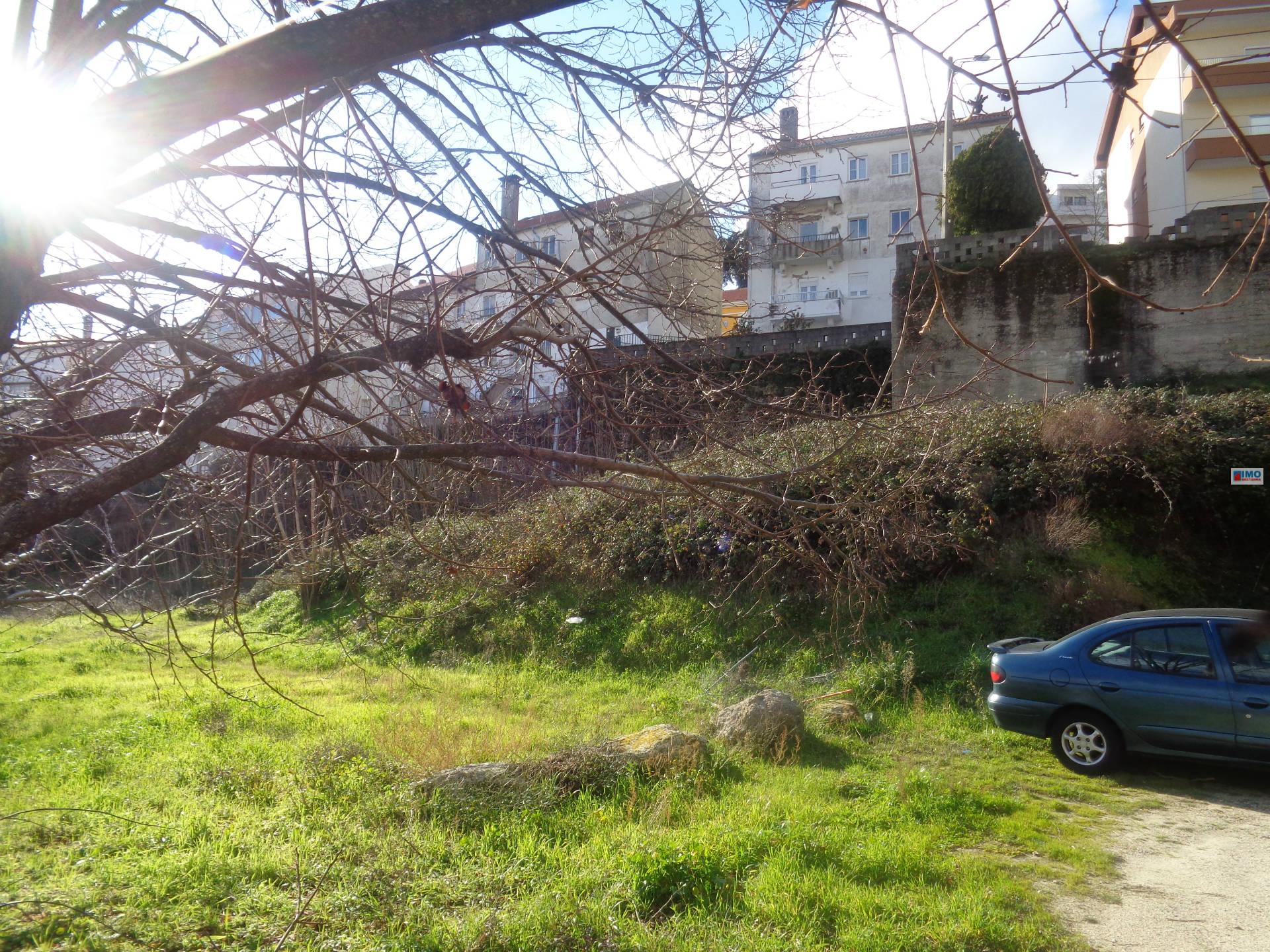 Terreno p/ Construção em Altura - Junto ao Sineiro - Polo IV