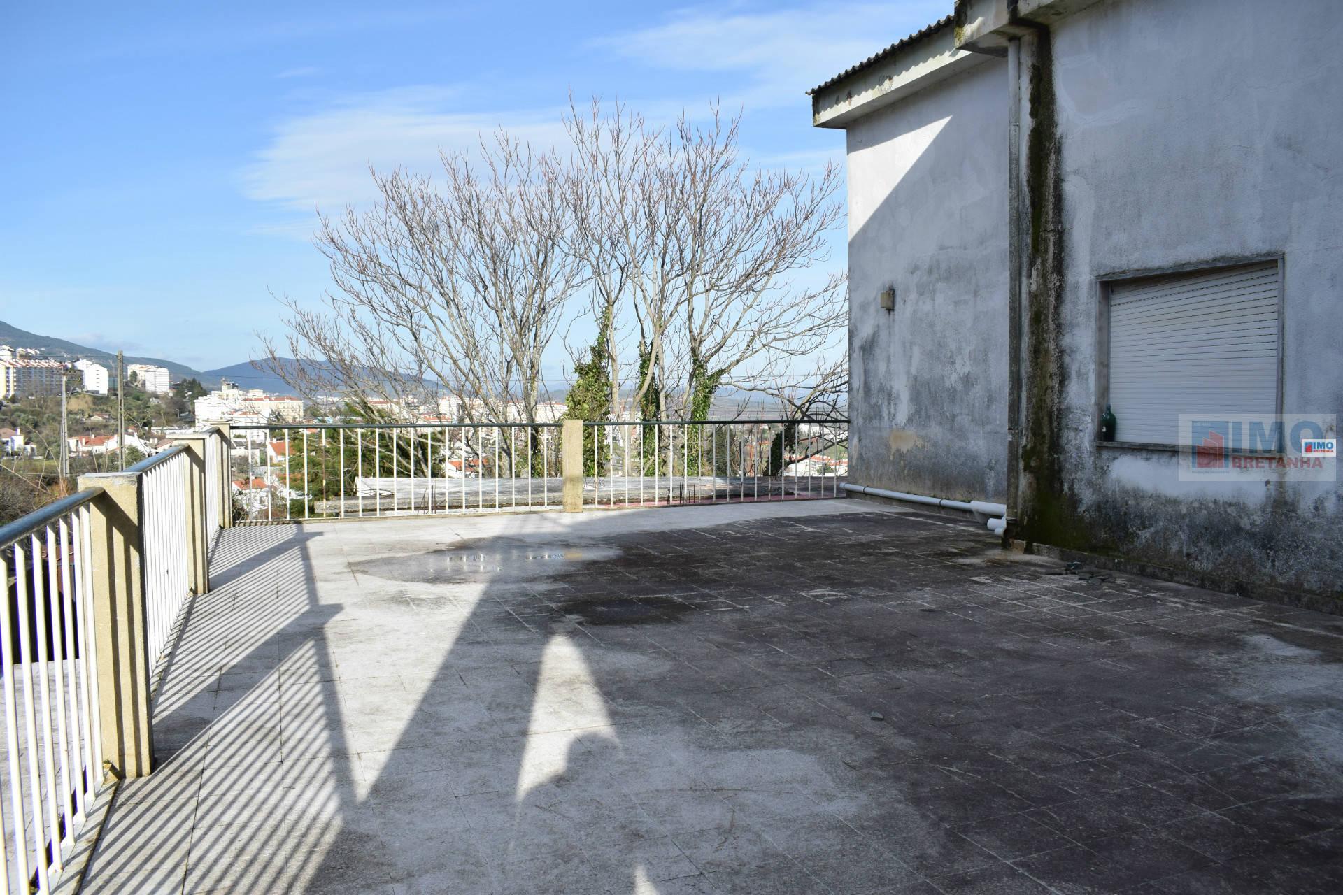 Moradia V8 c/ Terreno e Piscina - Covilhã