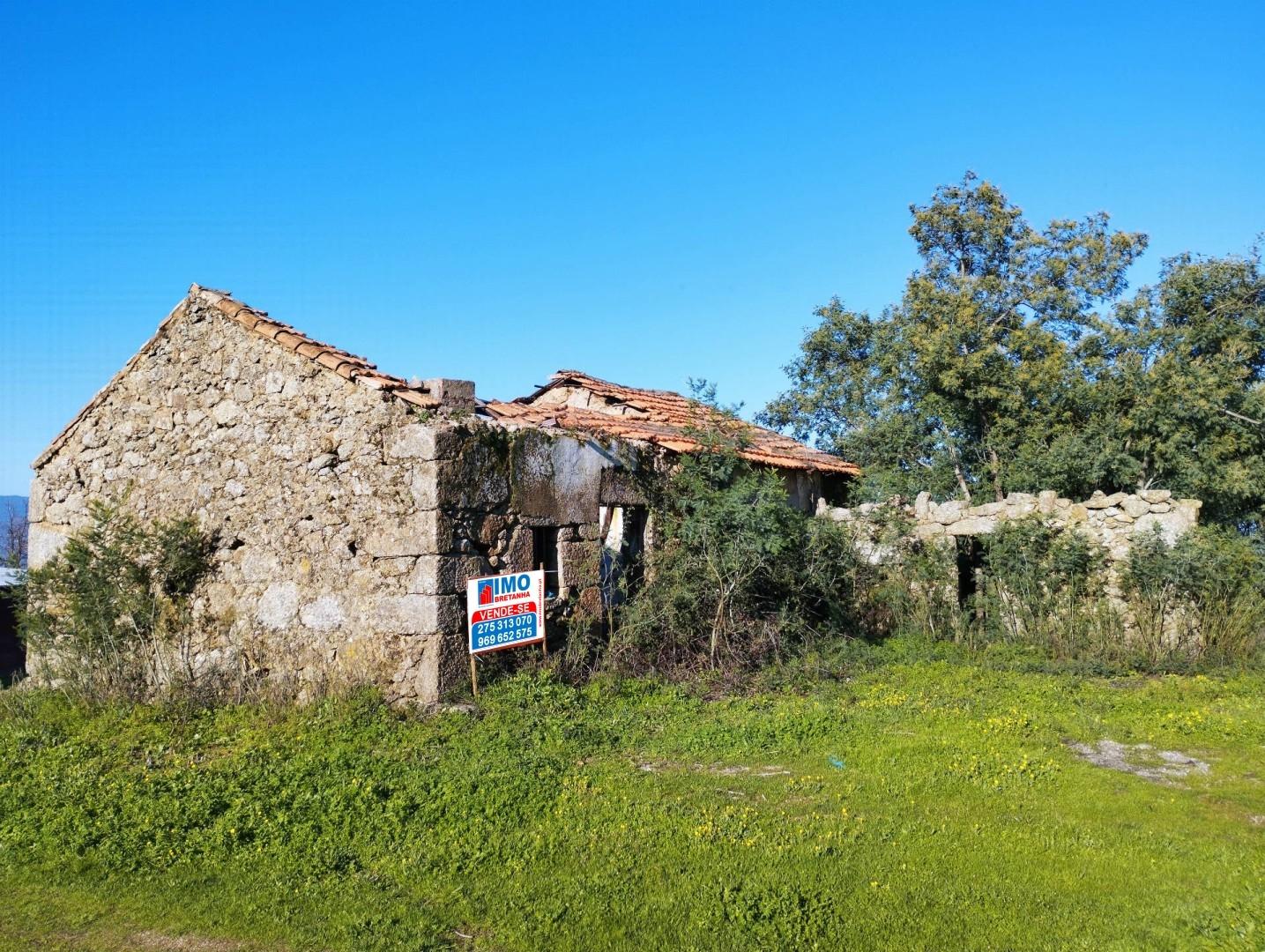 Quinta c/ Casa em Pedra p/ recuperar - Ferro