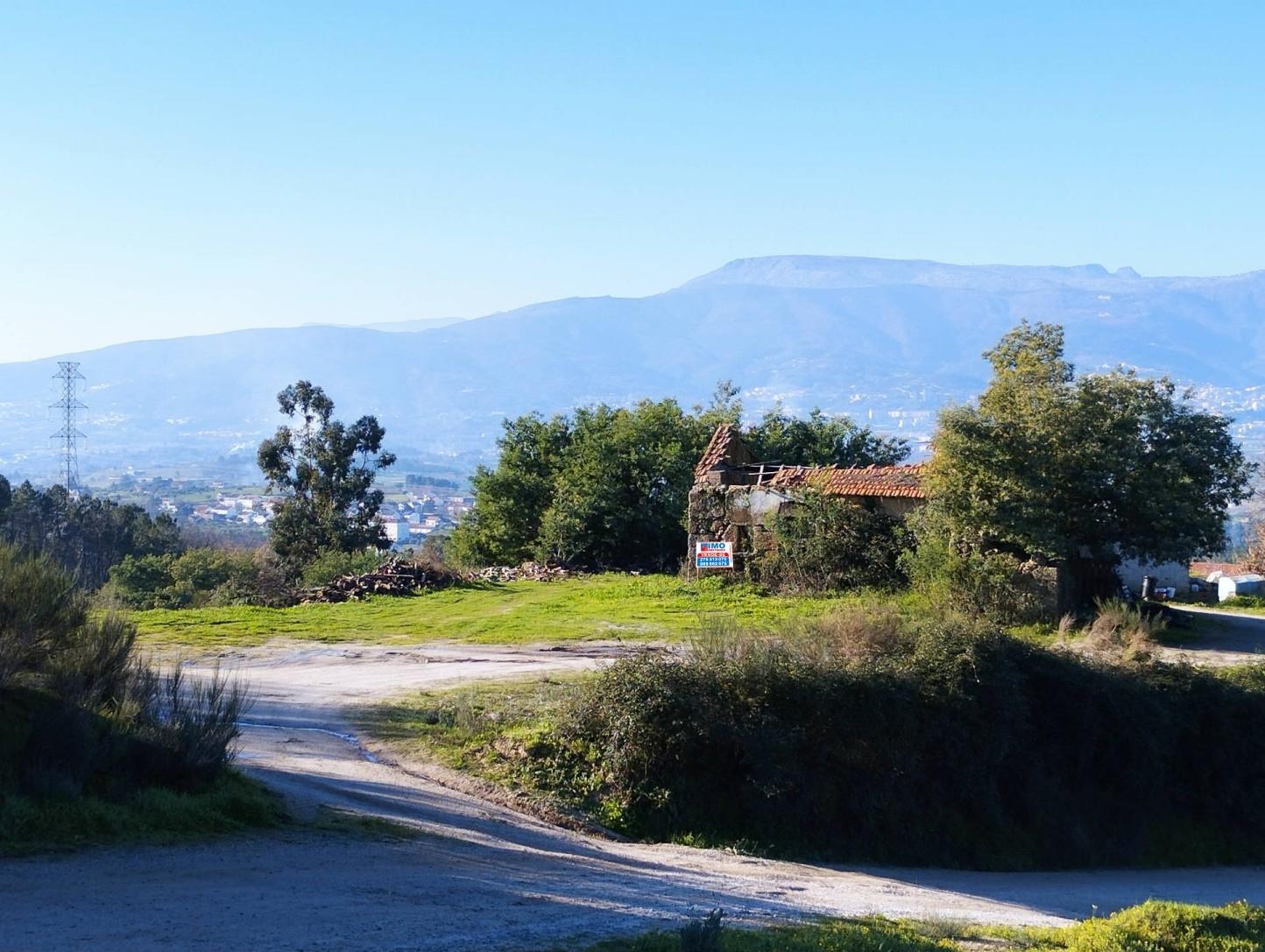 Quinta c/ Casa em Pedra p/ recuperar - Ferro