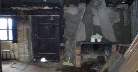 Moradia V2 - p/ Recuperar  - Capinha