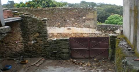 Moradia V2 - p/ Recuperar  - Capinha