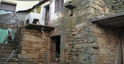 Moradia V2 - p/ Recuperar  - Capinha