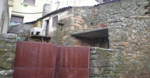 Moradia V2 - p/ Recuperar  - Capinha