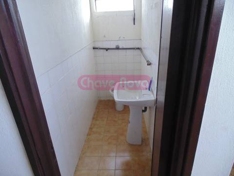 Armazém  Venda em Escapães,Santa Maria da Feira