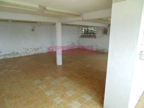 Armazém  Venda em Escapães,Santa Maria da Feira