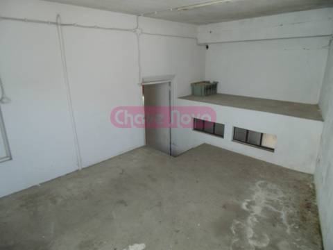 Armazém  Venda em Escapães,Santa Maria da Feira