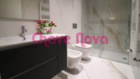 With contemporary lines and elegant contours, inserted in a luxury condominium, in the prime area of