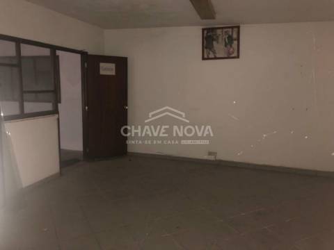 Armazém  Venda em Telões,Amarante