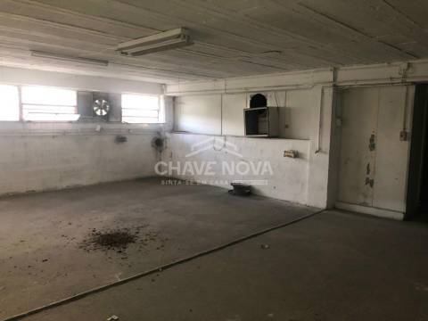 Armazém  Venda em Telões,Amarante