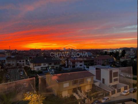 Excelente Apartamento T4, de 2 frentes, em Monte dos Burgos, Porto.