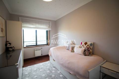 Excelente Apartamento T4, de 2 frentes, em Monte dos Burgos, Porto.