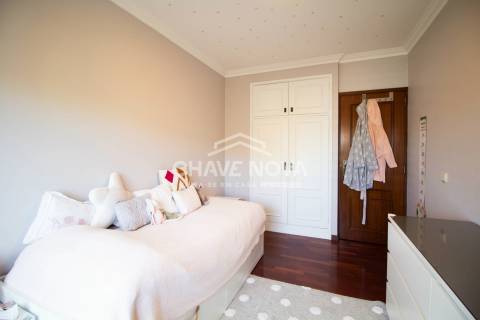 Excelente Apartamento T4, de 2 frentes, em Monte dos Burgos, Porto.