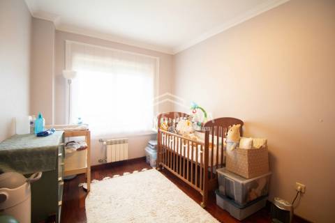 Excelente Apartamento T4, de 2 frentes, em Monte dos Burgos, Porto.