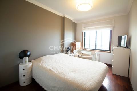 Excelente Apartamento T4, de 2 frentes, em Monte dos Burgos, Porto.