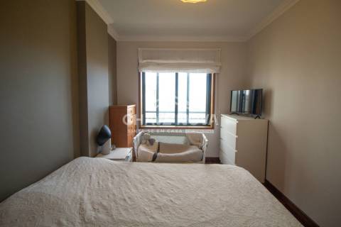 Excelente Apartamento T4, de 2 frentes, em Monte dos Burgos, Porto.