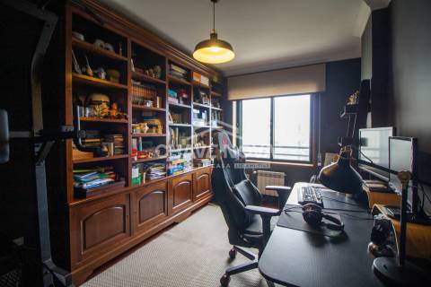 Excelente Apartamento T4, de 2 frentes, em Monte dos Burgos, Porto.