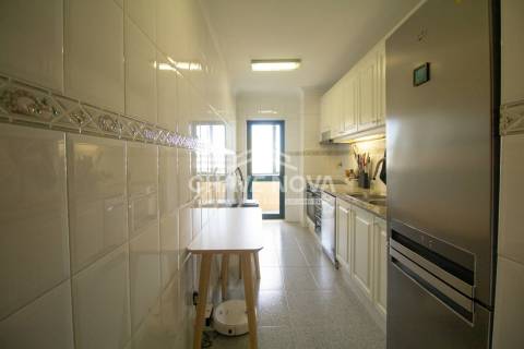 Excelente Apartamento T4, de 2 frentes, em Monte dos Burgos, Porto.