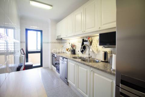 Excelente Apartamento T4, de 2 frentes, em Monte dos Burgos, Porto.