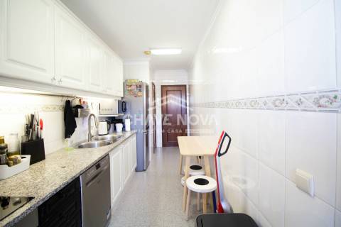 Excelente Apartamento T4, de 2 frentes, em Monte dos Burgos, Porto.
