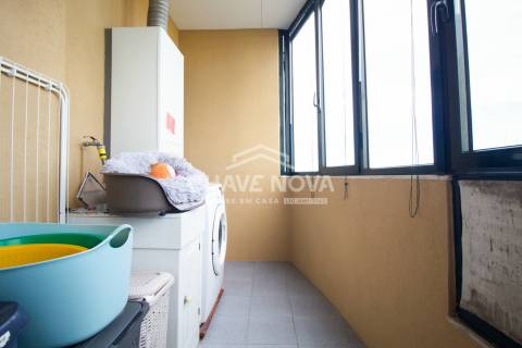 Excelente Apartamento T4, de 2 frentes, em Monte dos Burgos, Porto.