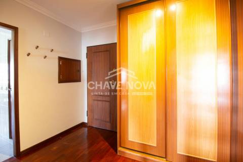 Excelente Apartamento T4, de 2 frentes, em Monte dos Burgos, Porto.