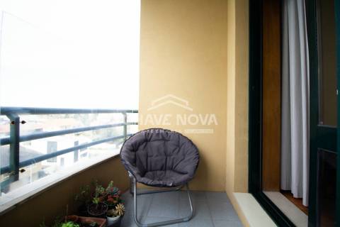 Excelente Apartamento T4, de 2 frentes, em Monte dos Burgos, Porto.