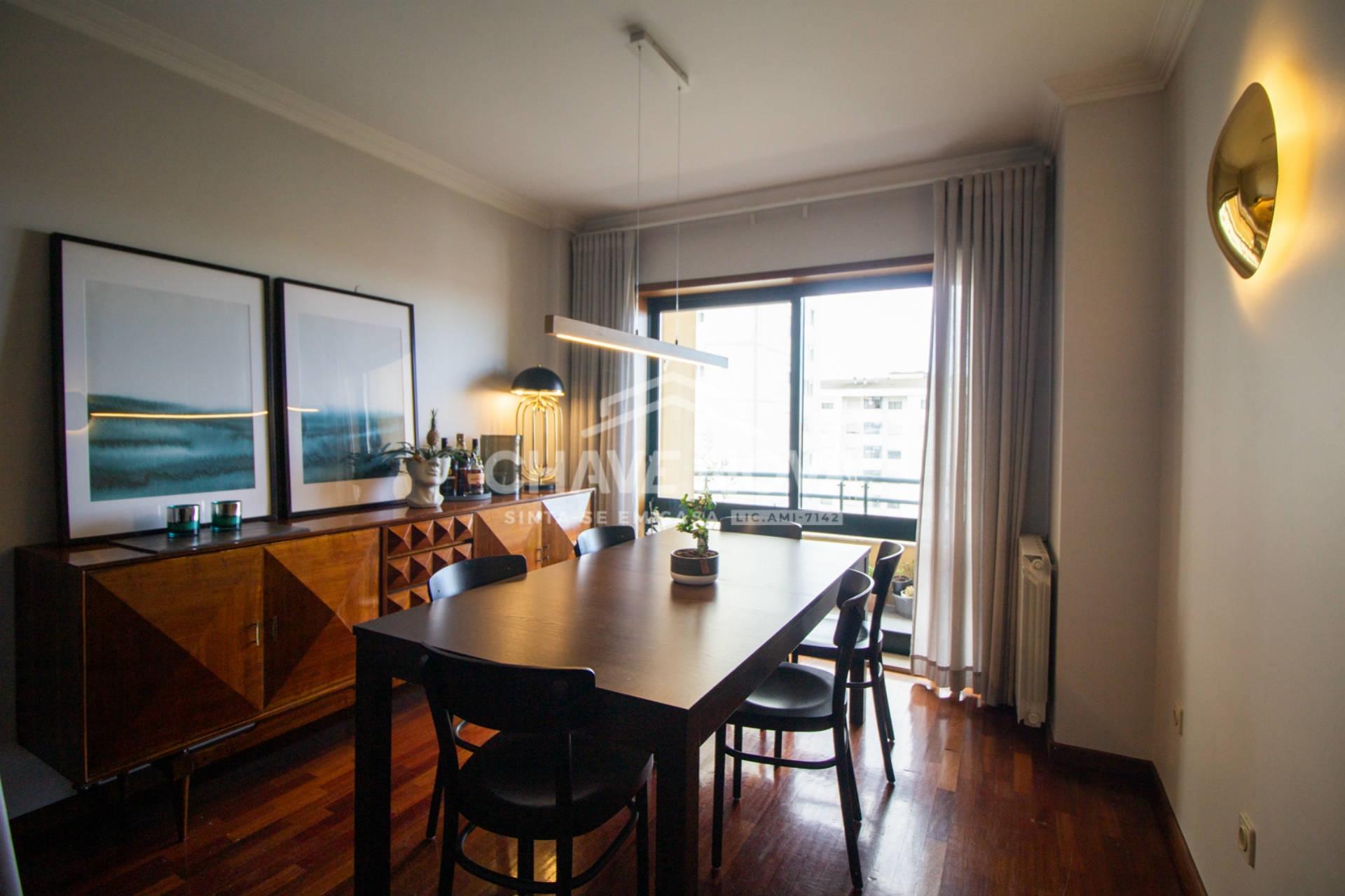 Excelente Apartamento T4, de 2 frentes, em Monte dos Burgos, Porto.