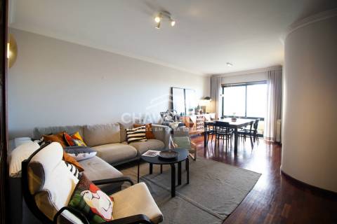 Excelente Apartamento T4, de 2 frentes, em Monte dos Burgos, Porto.