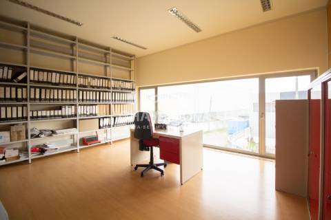 Armazém  Venda em Bougado (São Martinho e Santiago),Trofa