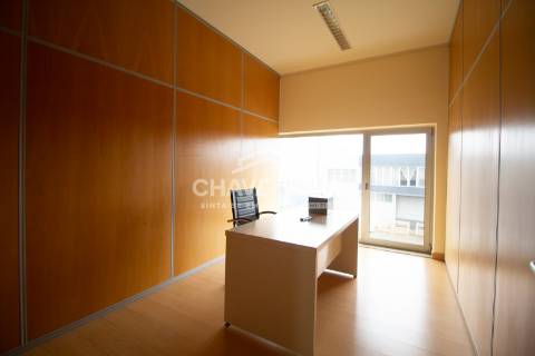 Armazém  Venda em Bougado (São Martinho e Santiago),Trofa