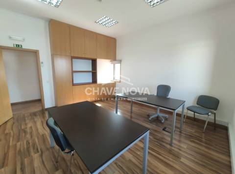 Armazém  Venda em Albergaria-a-Velha e Valmaior,Albergaria-a-Velha