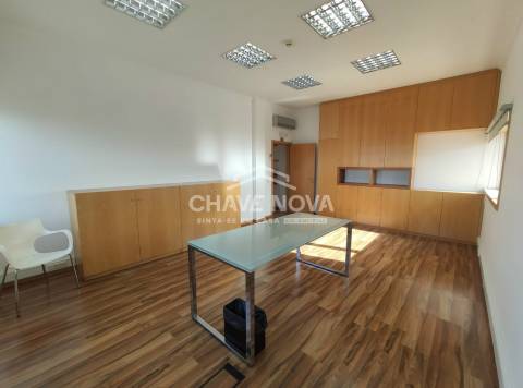 Armazém  Venda em Albergaria-a-Velha e Valmaior,Albergaria-a-Velha