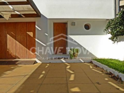 Moradia T4, em Miramar, Vila Nova de Gaia.